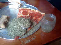 Näin käy kun laittaa oreganoa ananaksettomaan pizzaan