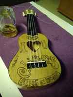 8€ ukulele valmiina