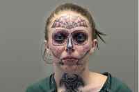 Koristeli itsensä tatuoinnein