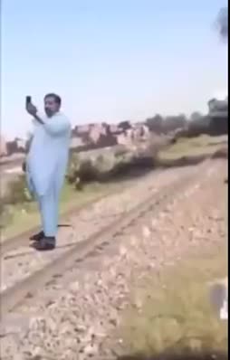 Mies pysäyttää junan