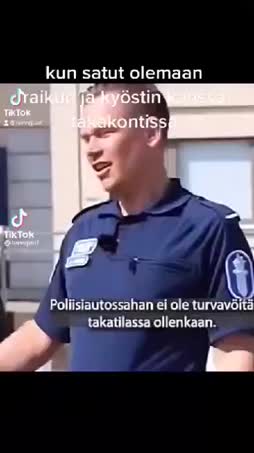 Turvavyö poliisiauton takakontissa