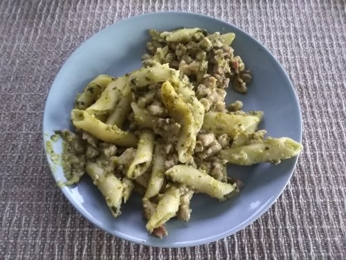 Kanapekonipasta pinaatilla