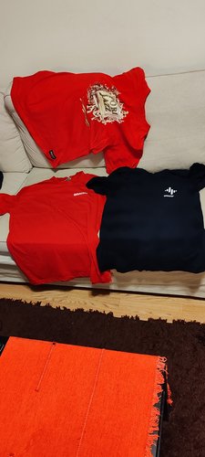 Ostin paitoja 2,5e/kpl ja pori jazz on paksu paita