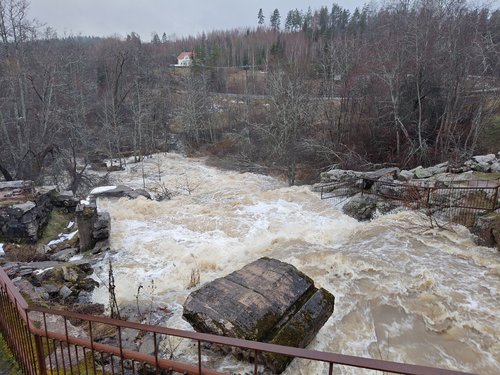 Pauhu keskellä kesää