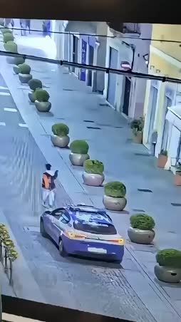 Italian poliisi kurittaa matua