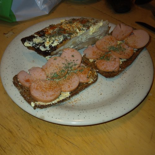 Margariinillä voideltua grillikylkeä ja jotain herkkua