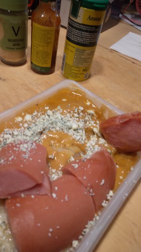 Jauhelihapihvit, perunamuusilla ja lisukkeilla