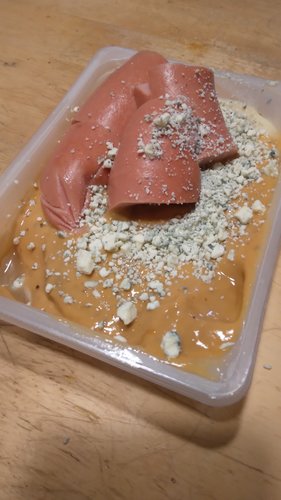 Jauhelihapihvit, perunamuusilla ja lisukkeilla