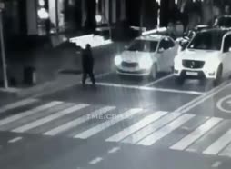 minä makaan autotiellä