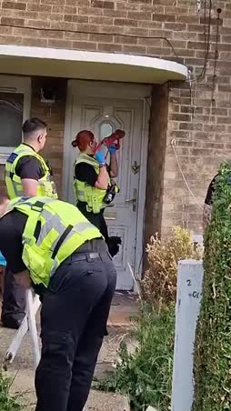 uk poliisi murtaa ovea
