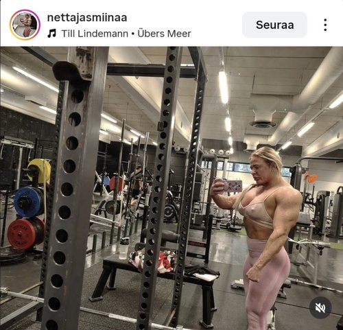 Tää tulee nussimaan sua straponilla perseeseen