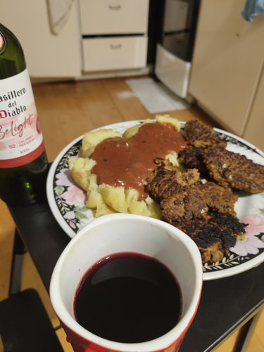 Maksapihvit puikilaperunoilla ja kermaisella viinikastokkeella