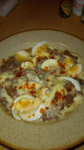 Hirvipaistia, perubamuusia, kananmunia, voita ja tabscoa